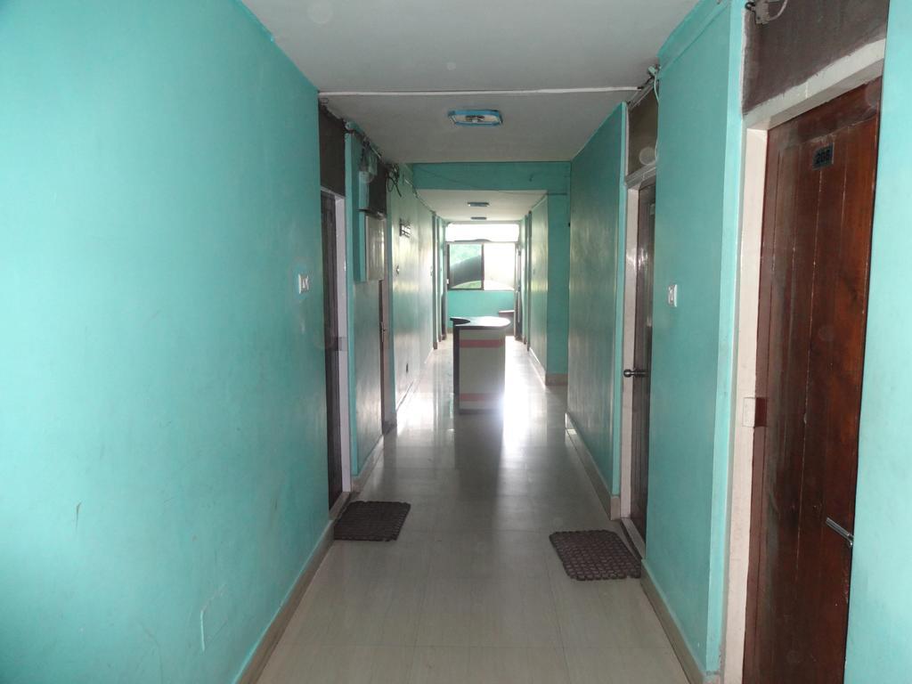 Ajatsatru Hotel Гая Екстериор снимка