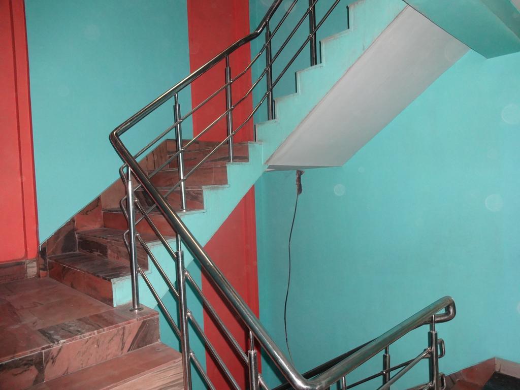 Ajatsatru Hotel Гая Екстериор снимка