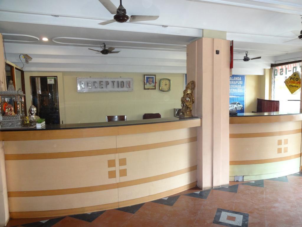 Ajatsatru Hotel Гая Екстериор снимка