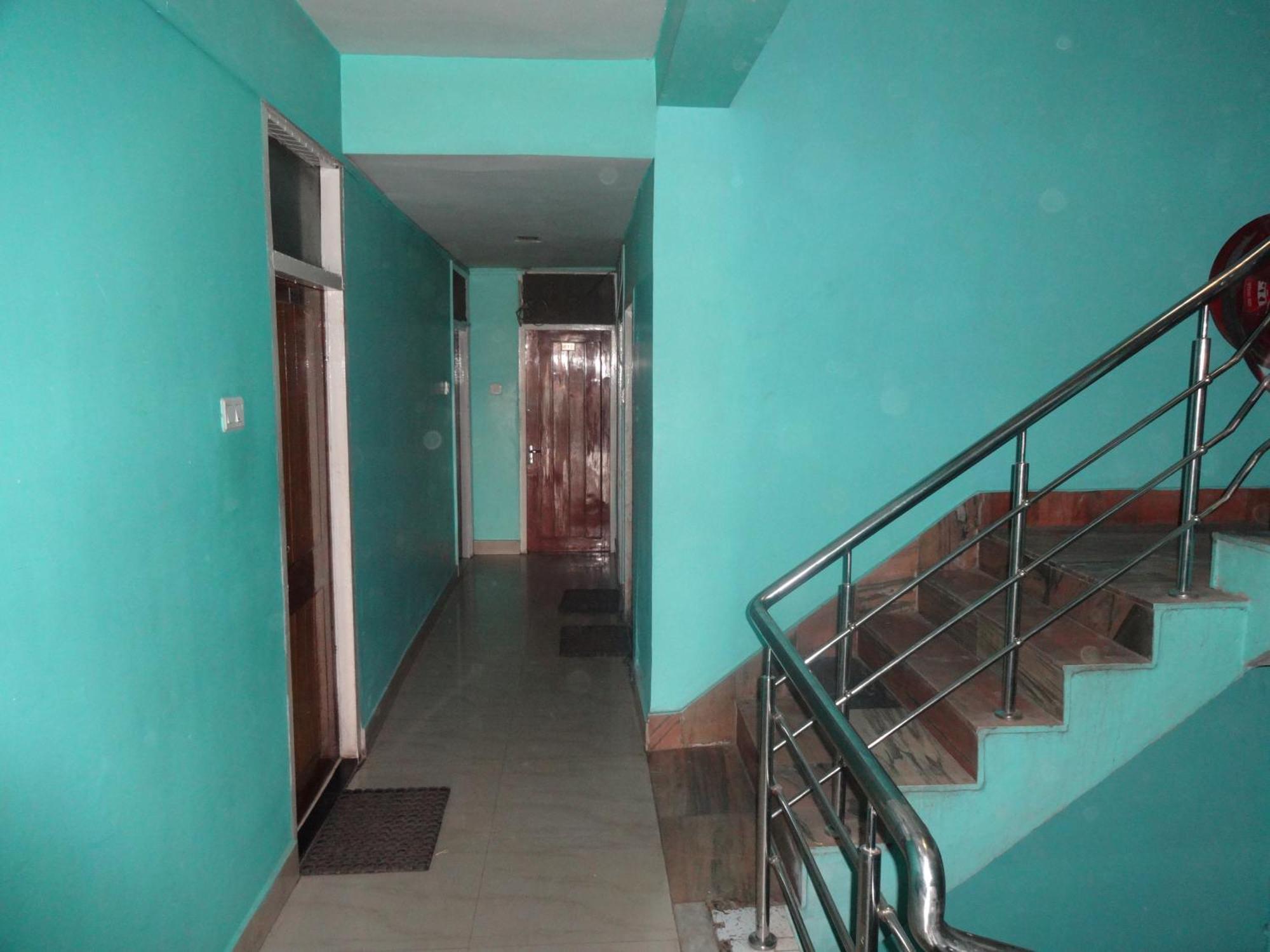Ajatsatru Hotel Гая Екстериор снимка