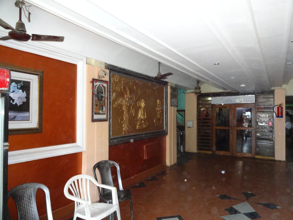 Ajatsatru Hotel Гая Екстериор снимка